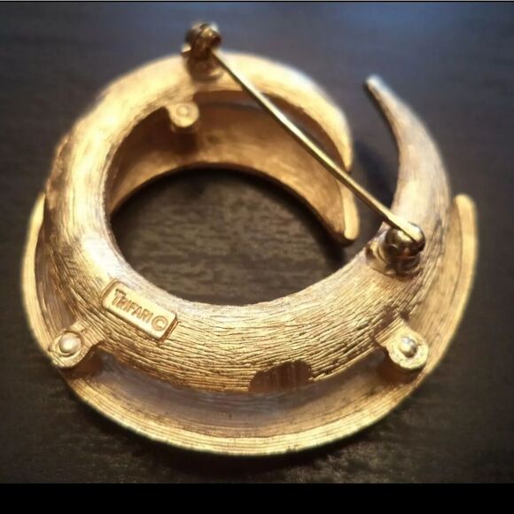 VINTAGE 1960'S CROWN TRIFARI SWRL BRUSHED GOLD PIN 1 7/8 EXCELLENT CONDITION - Picture 2 of 14